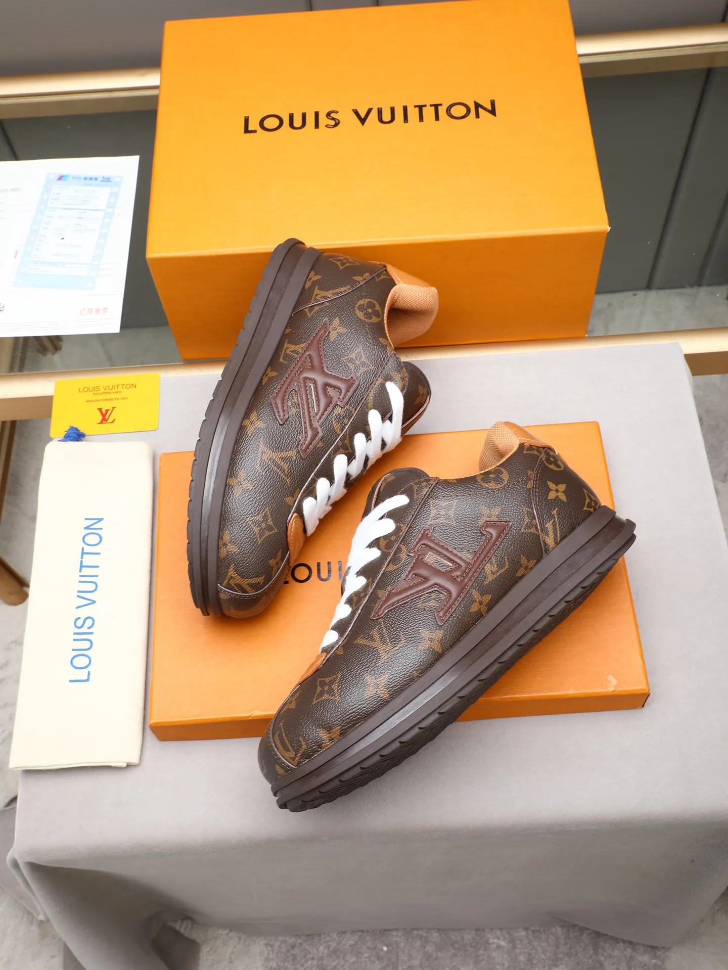 PP560 LV Louis Vuitton L Jialu Brand Runner Tatic Series Thick-soled Casual Sports Shoes Running Shoes Original purchase, development and production This LV Runner Tatic sports shoe combines technical materials such as mesh fabric and ribbons to interpret the inspiration of traditional mountaineering shoes. LV letters are written on one side, the lariat buckle of the quick lacing system is embellished with Monogram flowers and Louis Vuitton logos, and the light and wear-resistant rubber outsole completes the whole. ▪️Fabric: Original imported cowhide + mesh ▪️Inner lining: Original customized breathable mesh ▪️Sole: Original open-molded anti-slip rubber combination material ▪️Size: Men's 38-44 (customized for 45 and 46)